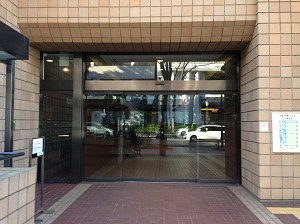 ビルの入口です。"